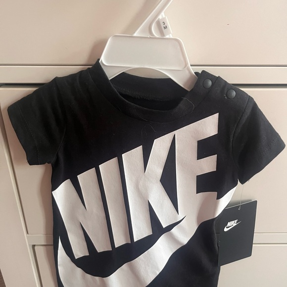 3 month old Nike jumpsuit - Picture 2 of 4